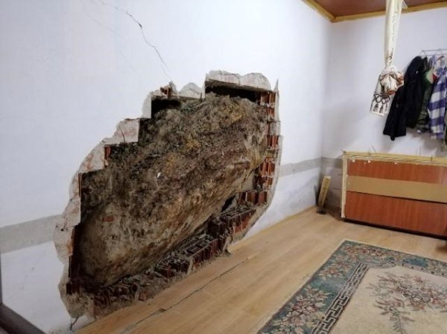 İzmir'de kopan kaya parçası eve girdi