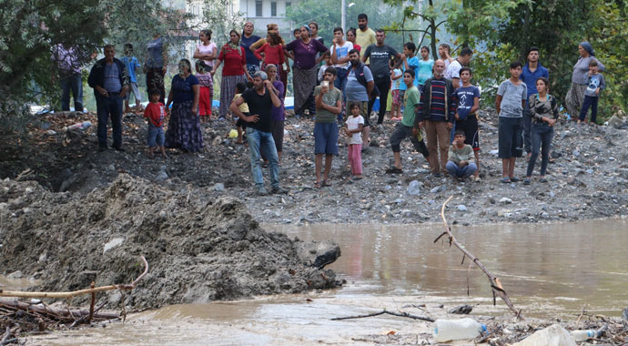 Düzce'yi sağanak vurdu! Dereler taştı, köprülerde çökmeler meydana geldi