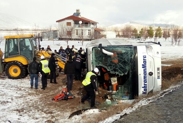Son dakika... Kayseri'de 2 yolcu otobüsü devrildi