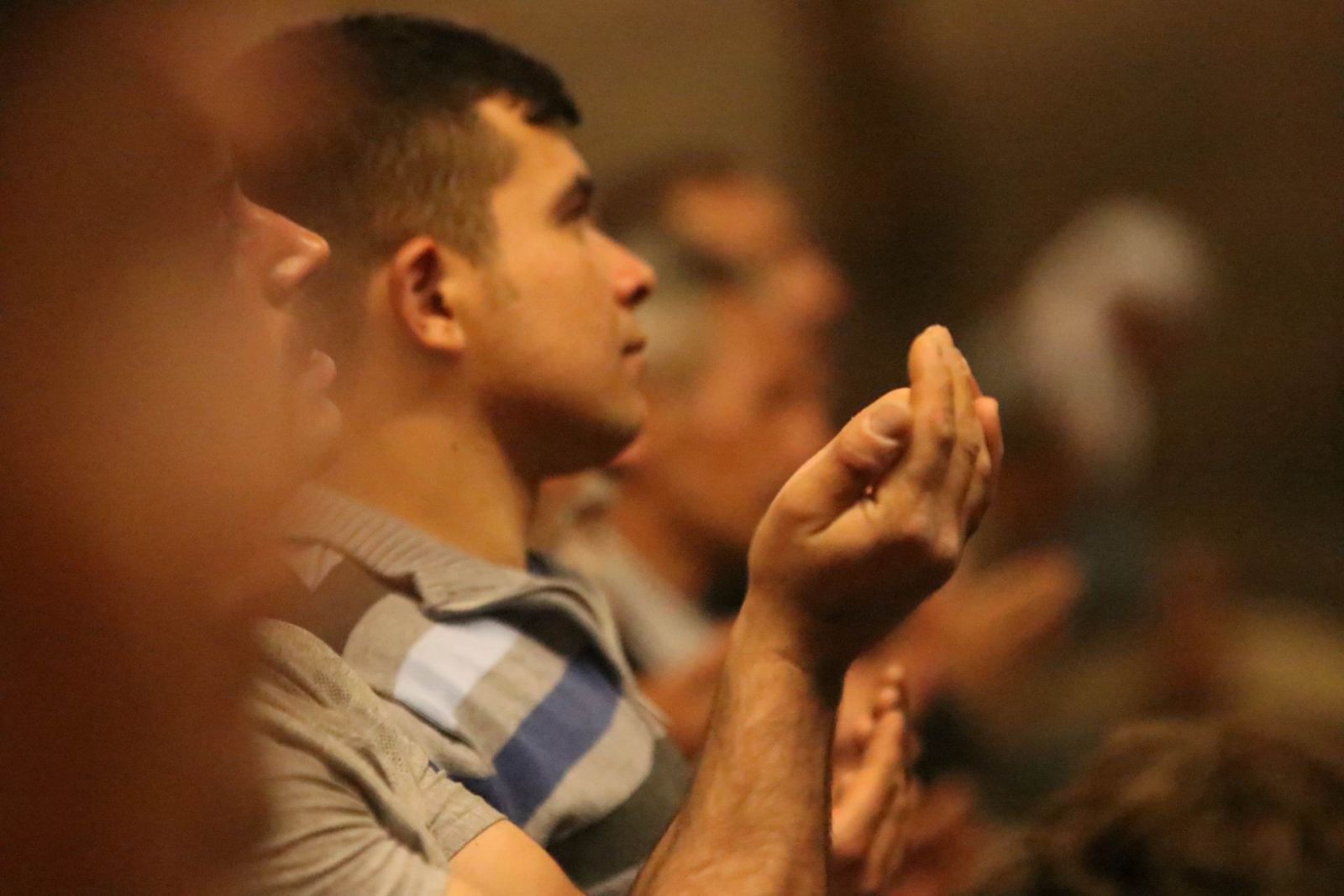 Kayseri'de ilk teravih namazında vatandaşlar camiye akın etti