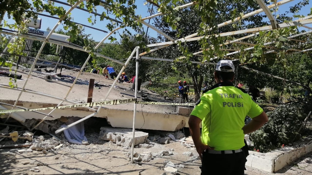 Kayseri'de feci kaza! Kamyon çaptığı evi yıktı: 4 kişi hayaını kaybetti