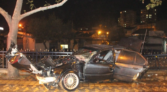 Ağaca çarparak hurdaya dönen aracın kaza anı kamerada