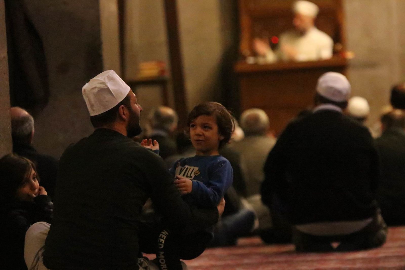 Kayseri'de ilk teravih namazında vatandaşlar camiye akın etti