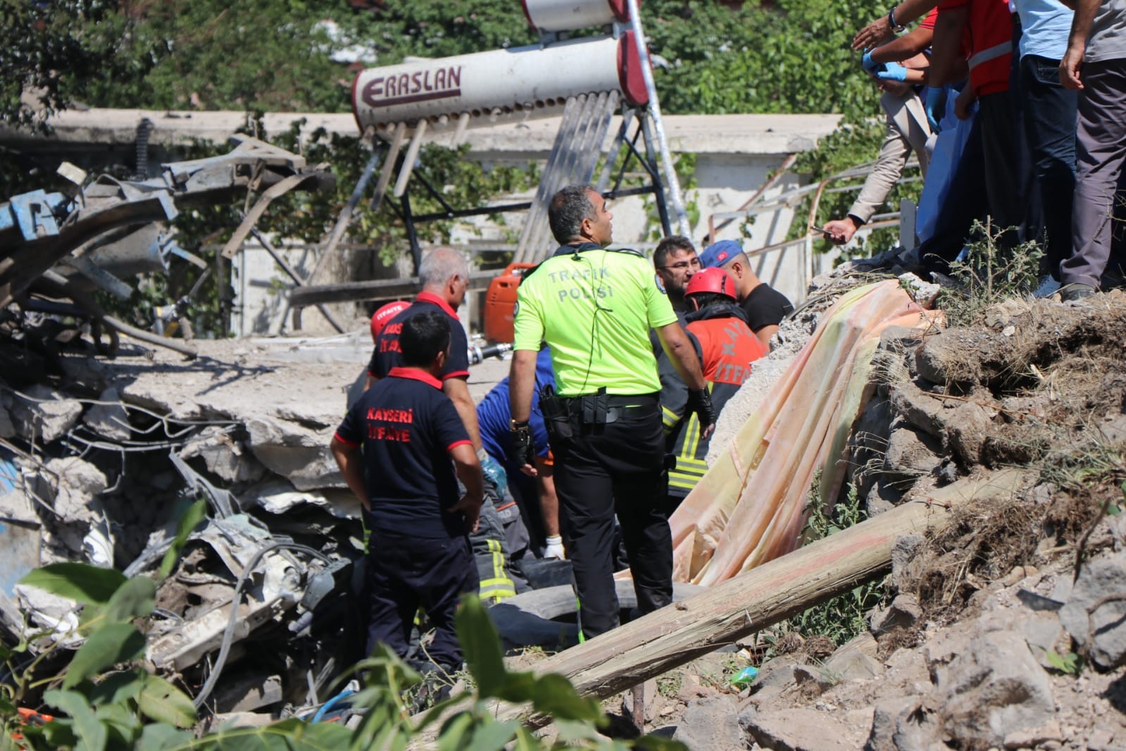 Kayseri'de feci kaza! Kamyon çaptığı evi yıktı: 4 kişi hayaını kaybetti