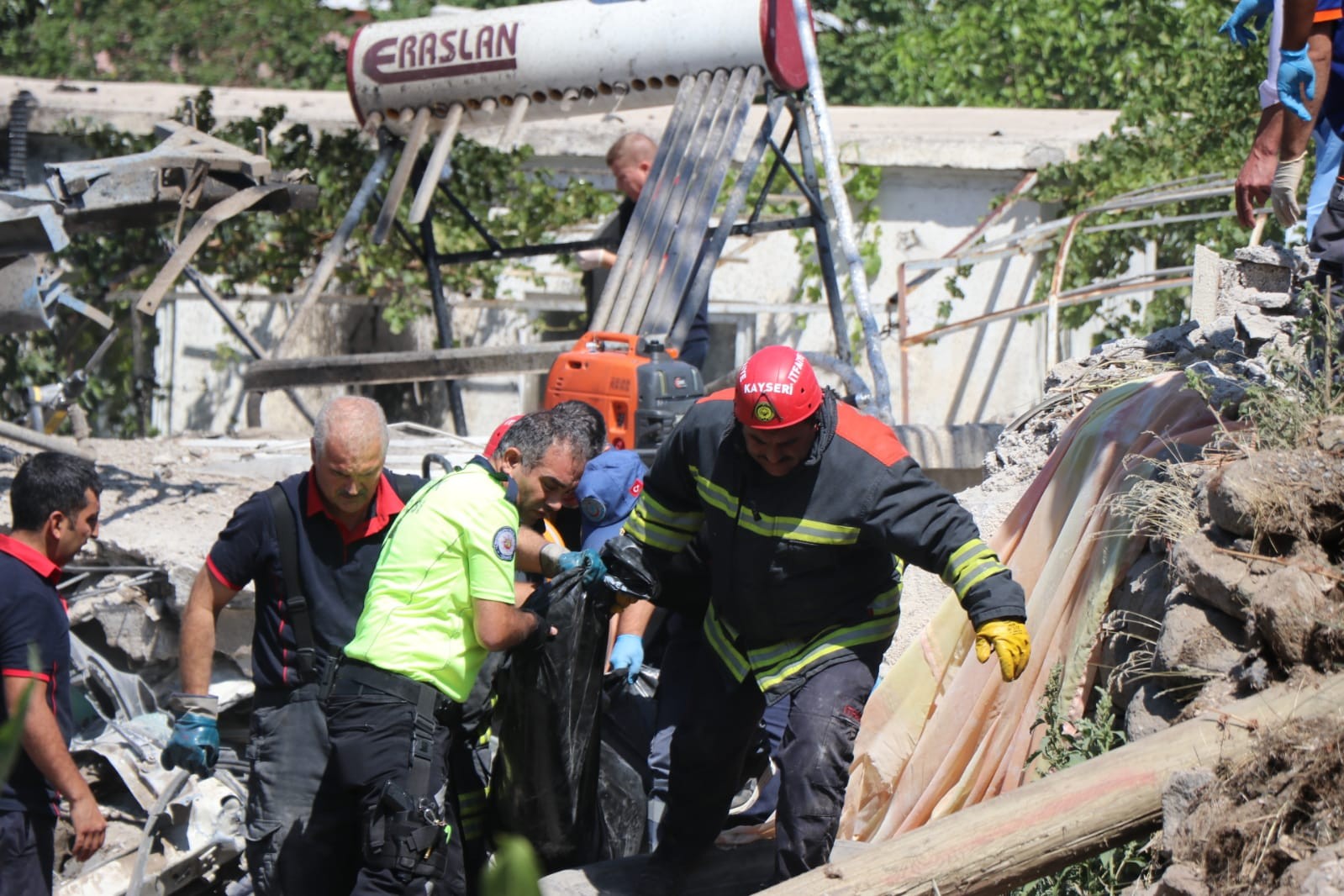 Kayseri'de feci kaza! Kamyon çaptığı evi yıktı: 4 kişi hayaını kaybetti