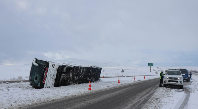 Malatya-Kayseri yolunda yolcu otobüsü devrildi: 27 yaralı