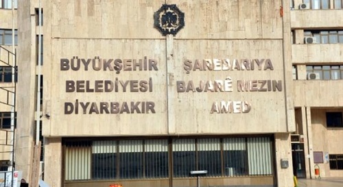 Kayyum Başkan tabelayı yeniledi