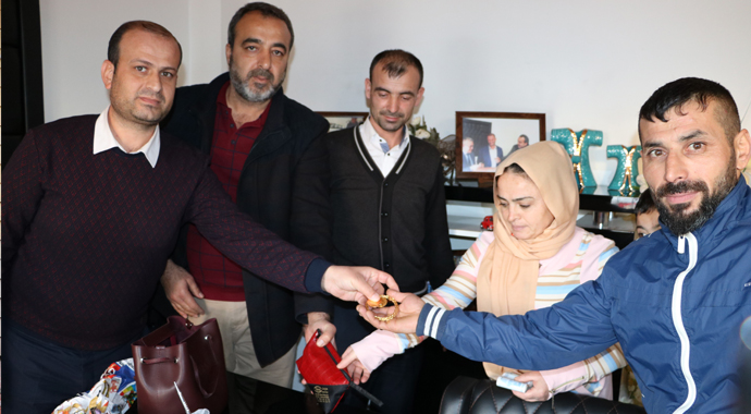 Altınları otobüs durağında unuttular