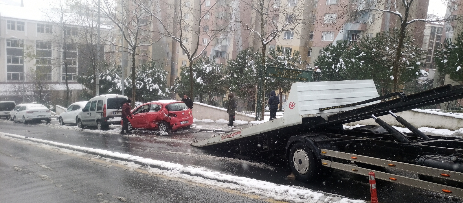 Yokuş aşağıya kayan cip 11 araca çarptı