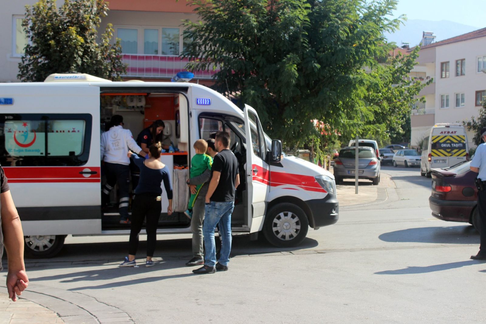 İki kadın sürücü çarpıştı, çocuklar korku dolu anlar yaşadı
