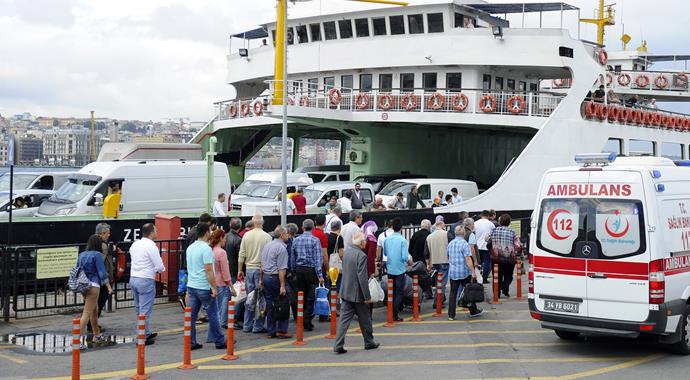 Sirkeci'de arabalı vapur kazası! Araçlar mahsur, yaralılar var...