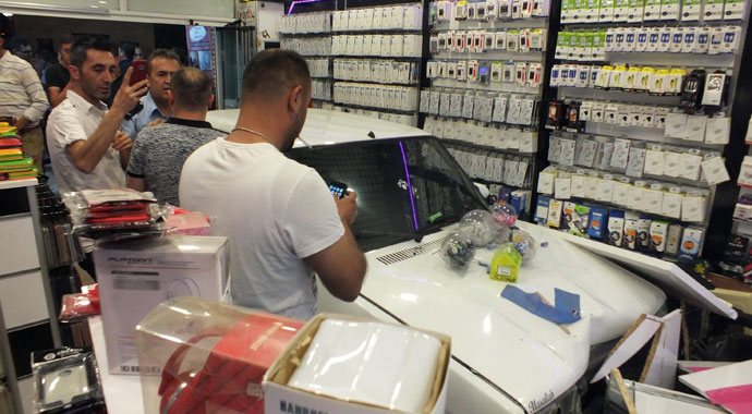 Yozgat'ta kontrolden çıkan otomobil iş yerine girdi