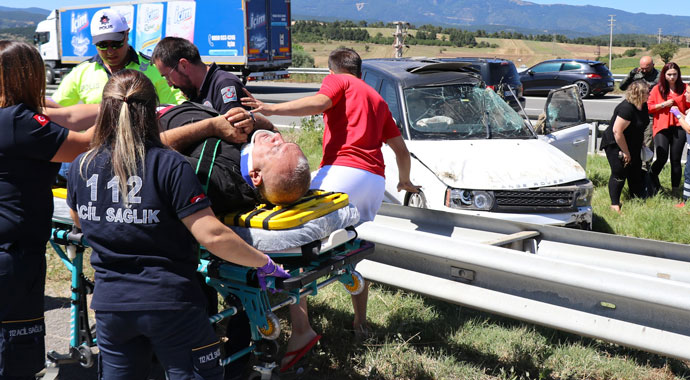 TEM’de bariyerlere çarpan lüks cip refüje uçtu: 4 yaralı