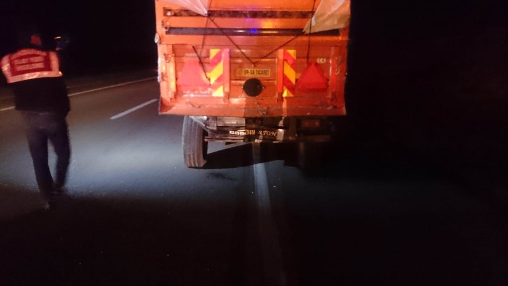 Otomobil traktöre bağlı römorka çarptı: 2 ölü, 3 yaralı