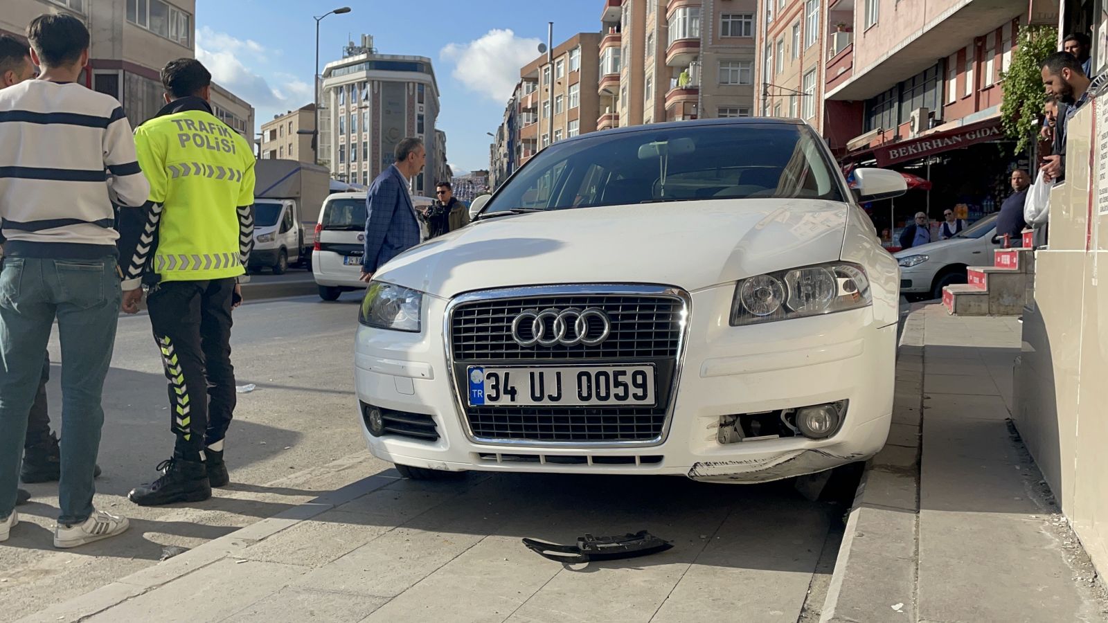 İstanbul'da feci kaza! Otomobil kaldırımdaki aileyi ezdi