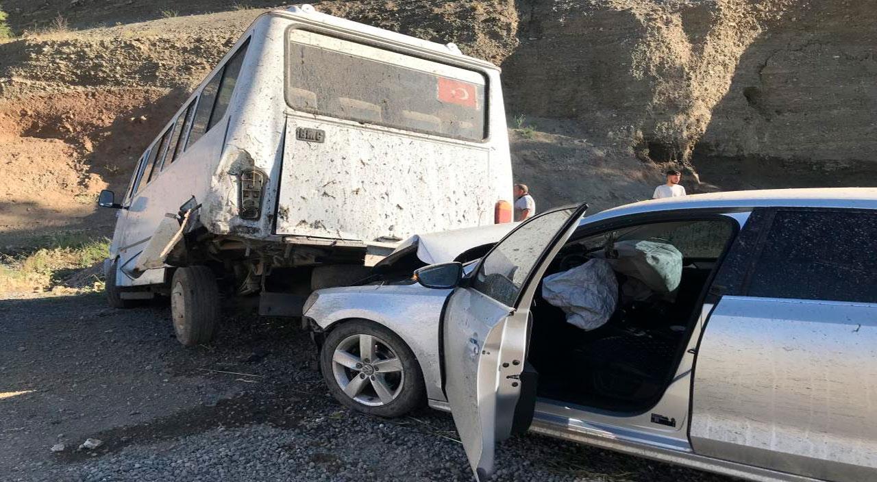 Elazığ'da feci kaza: İki araç birden şarampole sürüklendi 1'i ağır 17 kişi yaralı