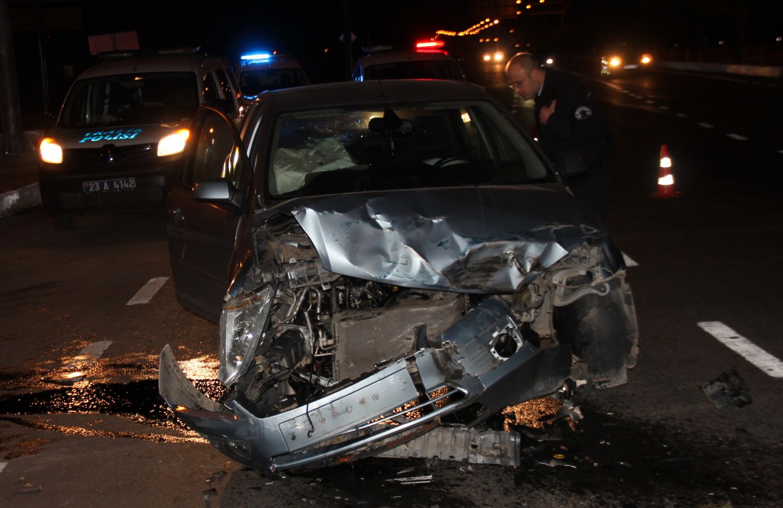 Zırhlı araç otomobille çarpıştı, yaralı polisler var