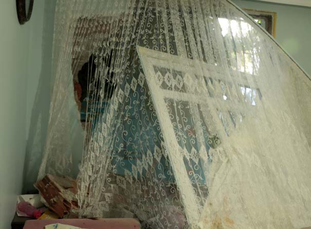 Ümraniye'de el freni çekilmeyen halk otobüsü eve girdi