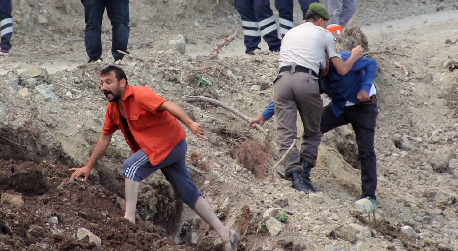 Feci kaza! Üzerine kullandığı kamyon devrildi