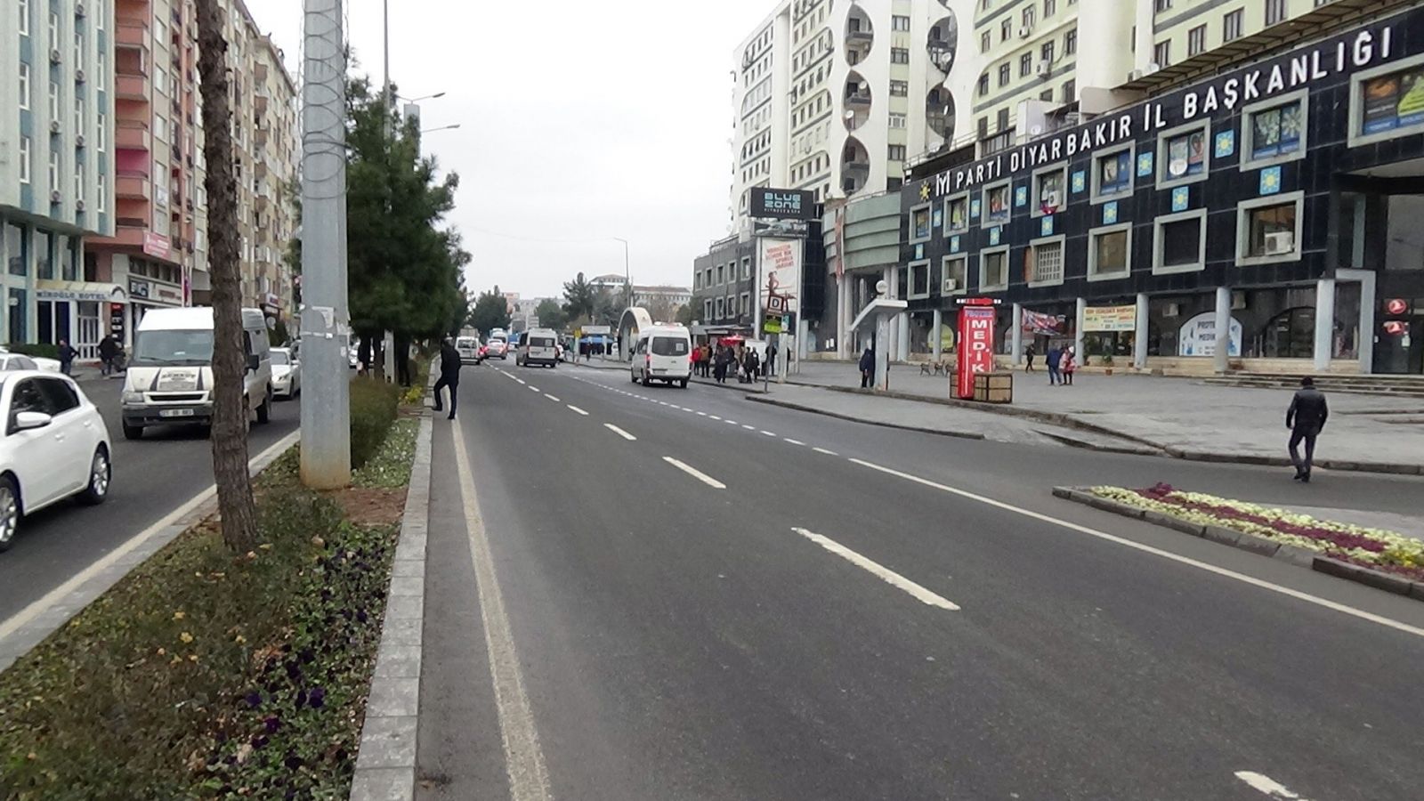 Diyarbakır’da korkunç kaza: Başı aracın ön camına çarptı, ardından takla atarak arka camından içeri girdi