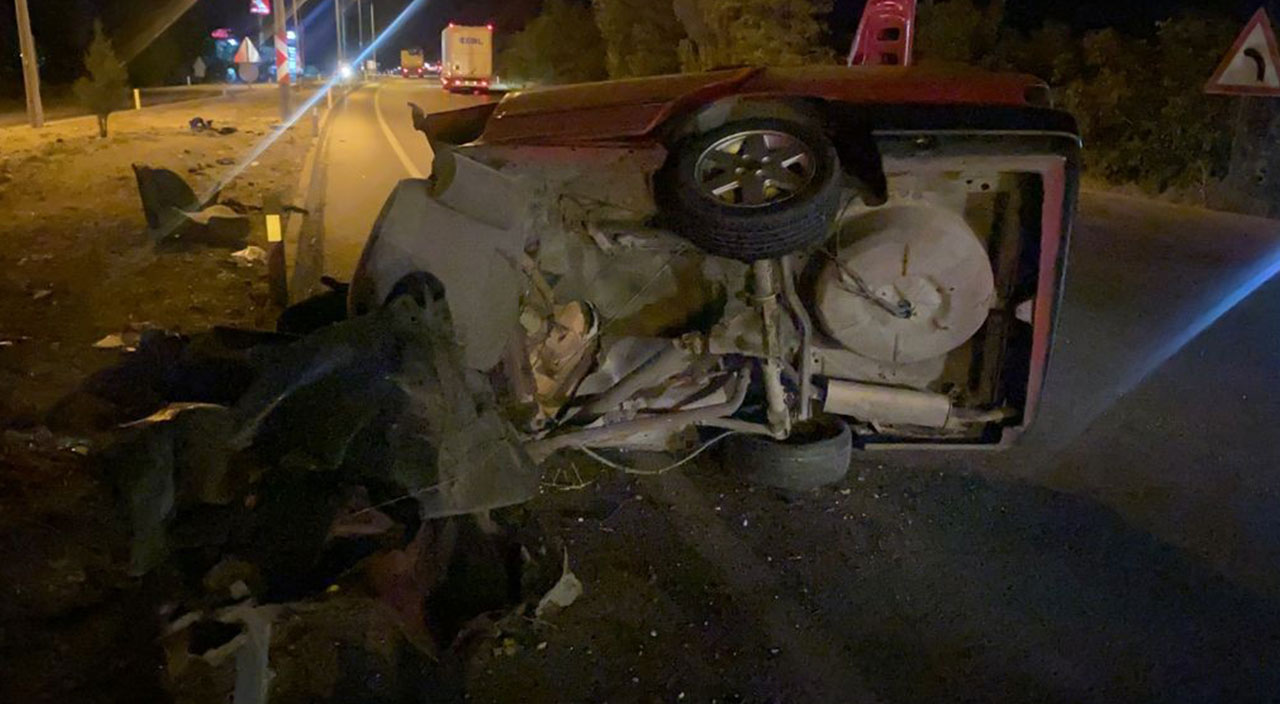 İkiye bölünen otomobilden yaralı çıktılar