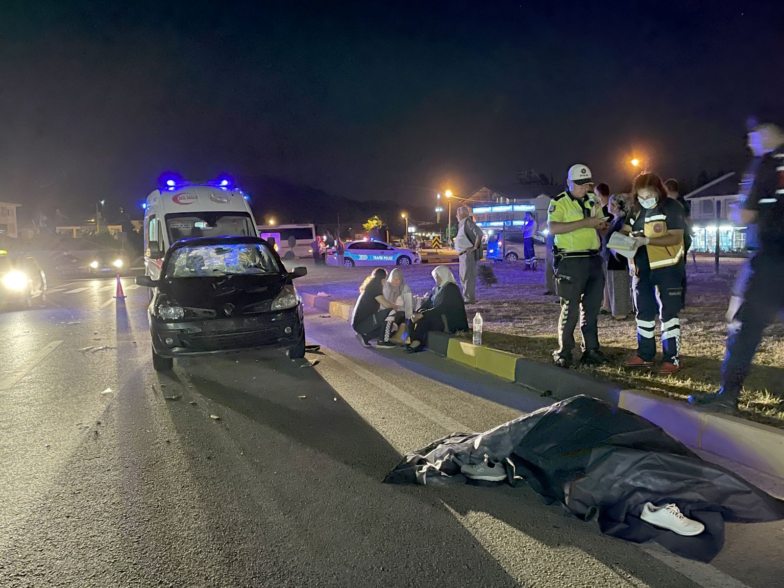 Yaya geçidinde yaşlı çifti araba ezdi