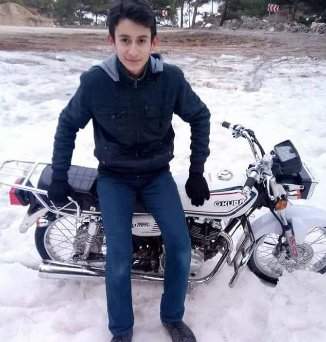 Kamyonet iki motosiklete çarptı: 2 ölü