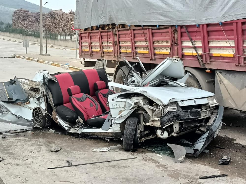 İki tırın arasında kaldı: 1 ölü