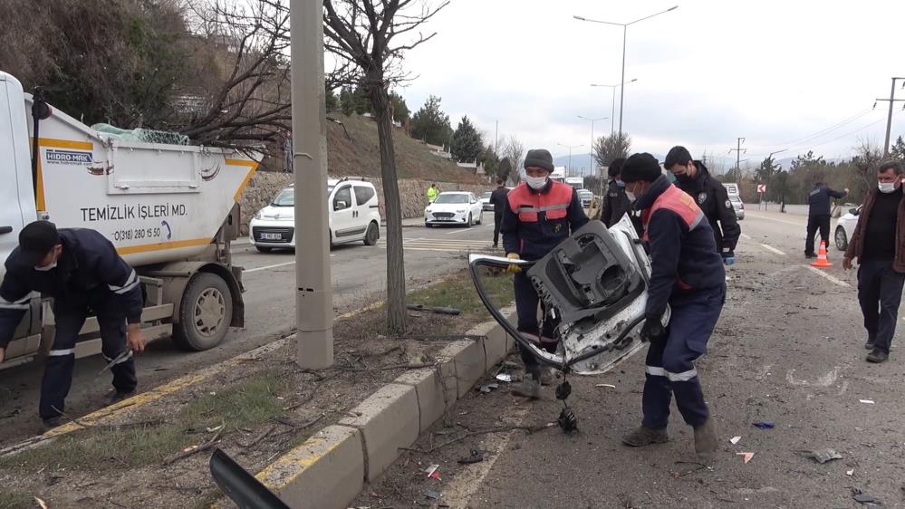 Feci kaza: Karşı şeride havalandı, lüks otomobilin üstüne düştü