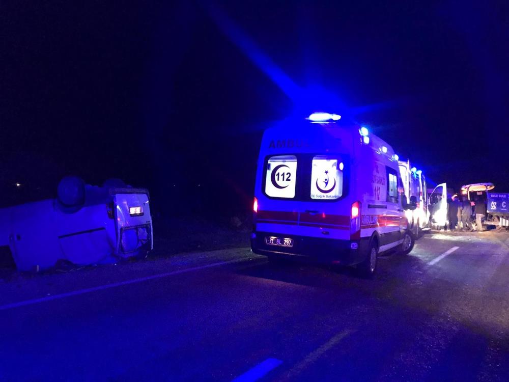 Minibüs traktörle çarpıştı: 1’i ağır 4 yaralı