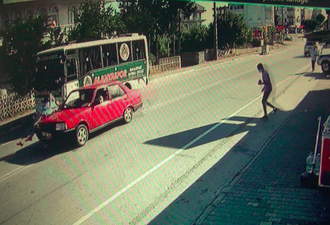 Genç futbolcuya kaza şoku: Su almaya indi araba çarptı