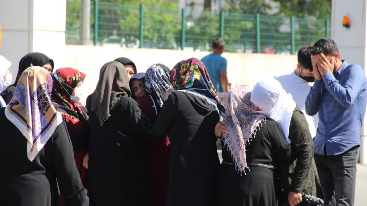 Okul dönüşü çocuklarıyla eve giden anneye motosiklet çarptı