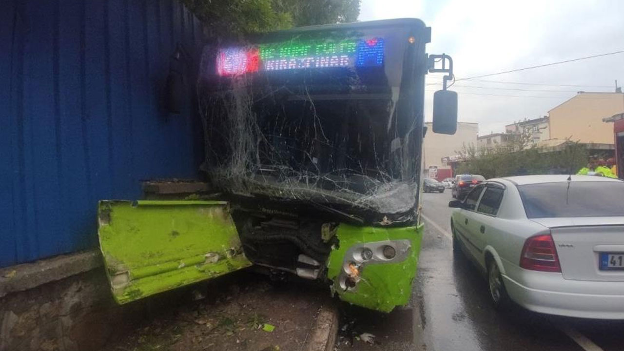 Feci kaza: Belediye otobüsü ile otomobil çarpıştı, 1 kadın öldü