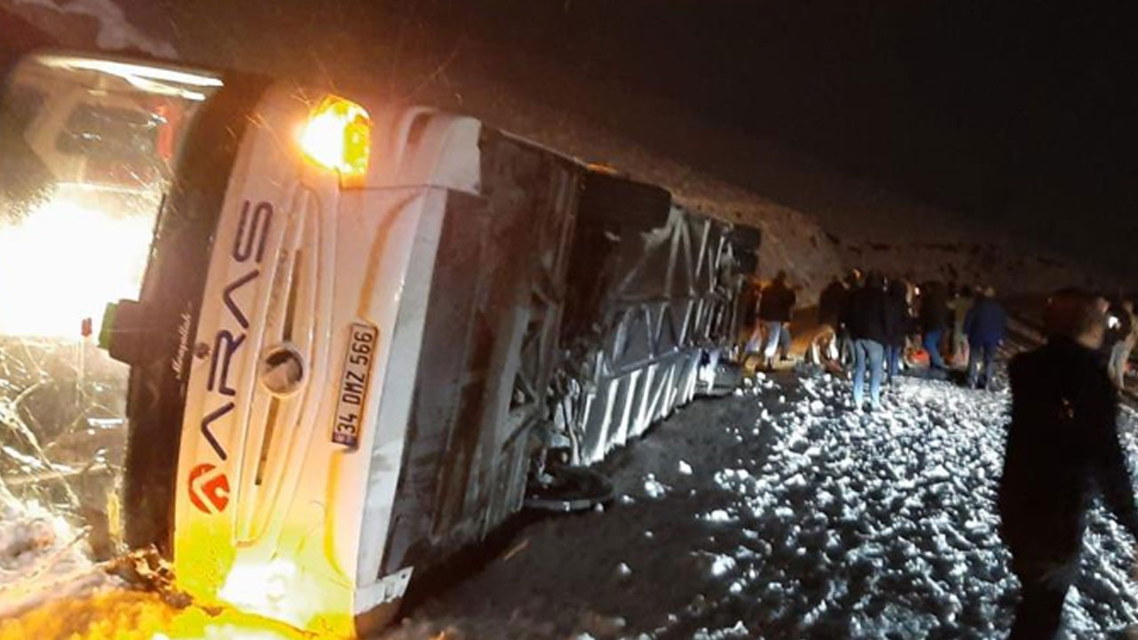 Kars-Erzurum yolunda yolcu otobüsü devrildi: Çok sayıda ölü ve yaralı var
