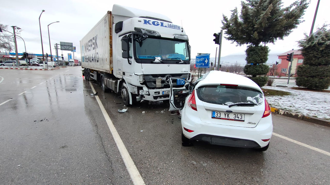 3 öğretmen kabusu yaşadı! Otomobilleri kağıt gibi ezildi