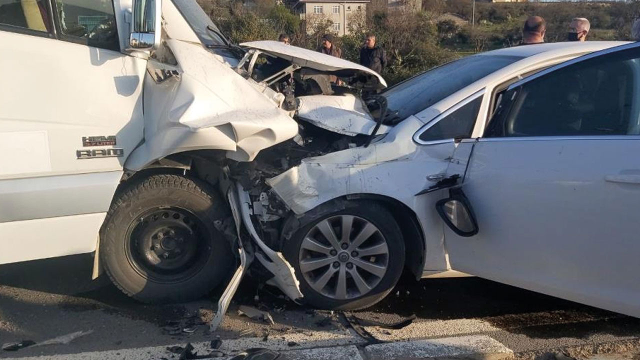 Otomobil işçi servisine ok gibi saplandı: Yaralılar var