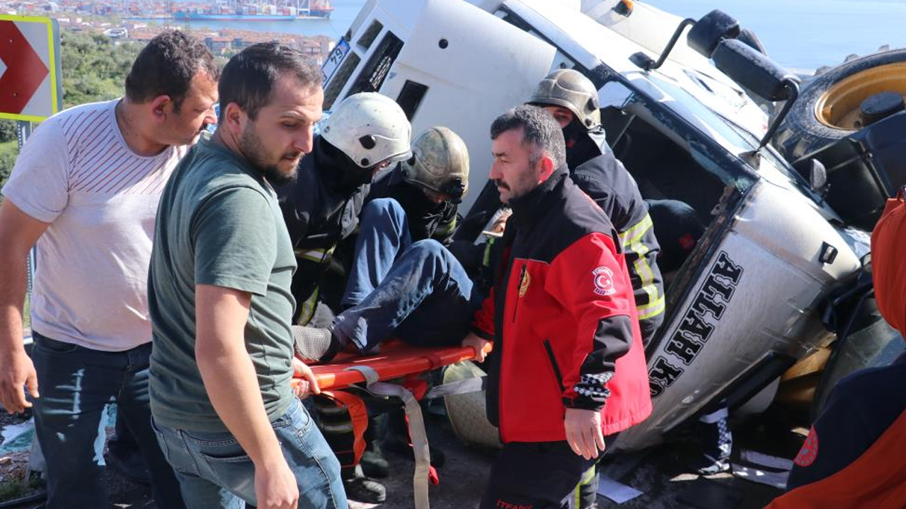 Feci kaza! Freni tutmayan çekici, üzerindeki iş makinesiyle birlikte devrildi