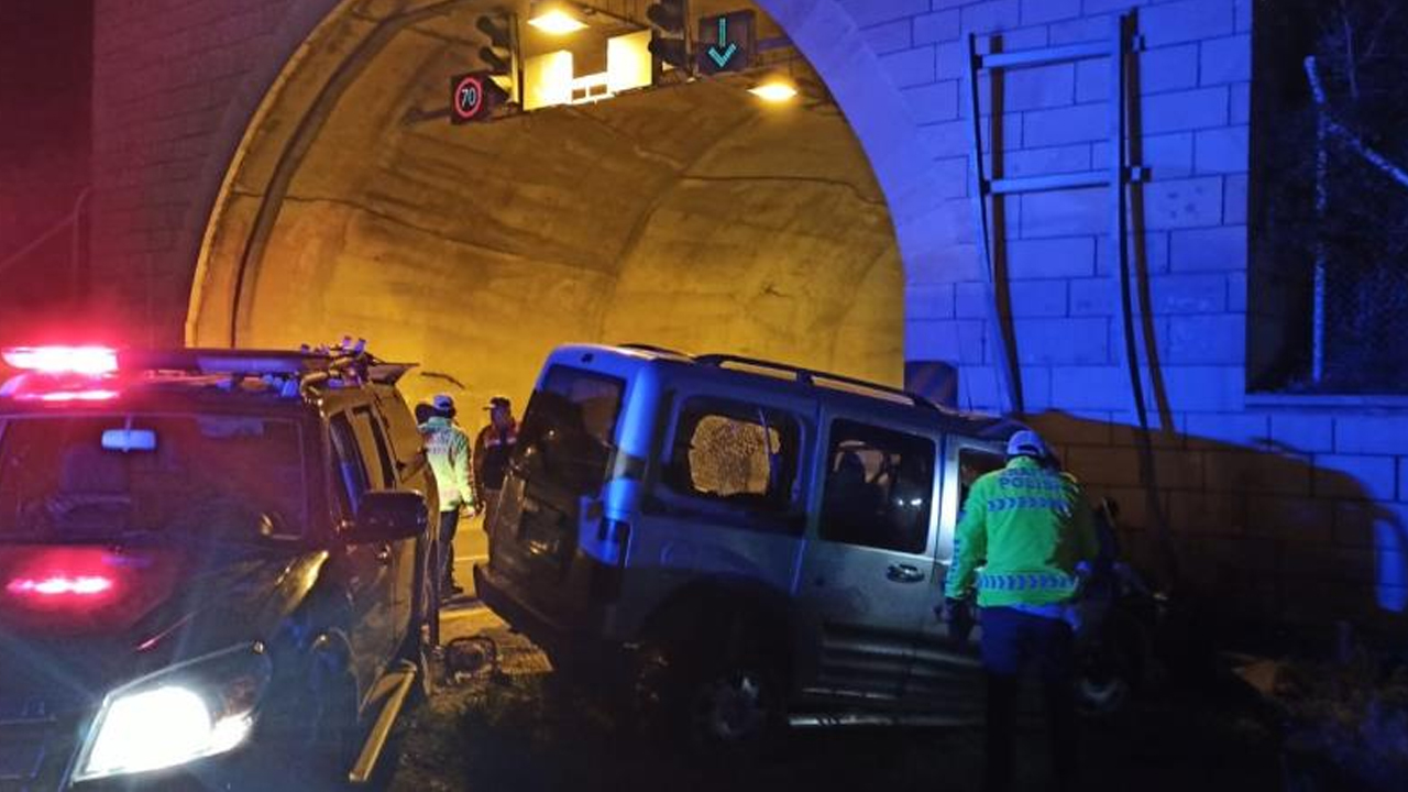 Yoldan çıkan araç tünel duvarına çarptı: Ölü var