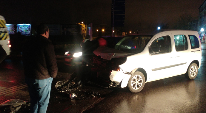 İşçi servisi hafif ticari araçla çarpıştı: 2 yaralı