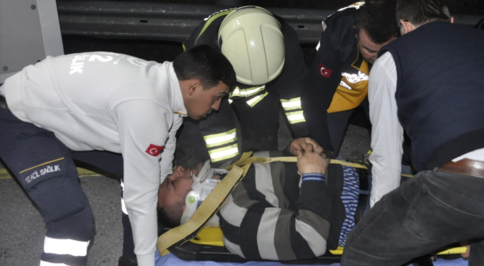 Kamyon bariyerlere çarparak devrildi: 1 yaralı