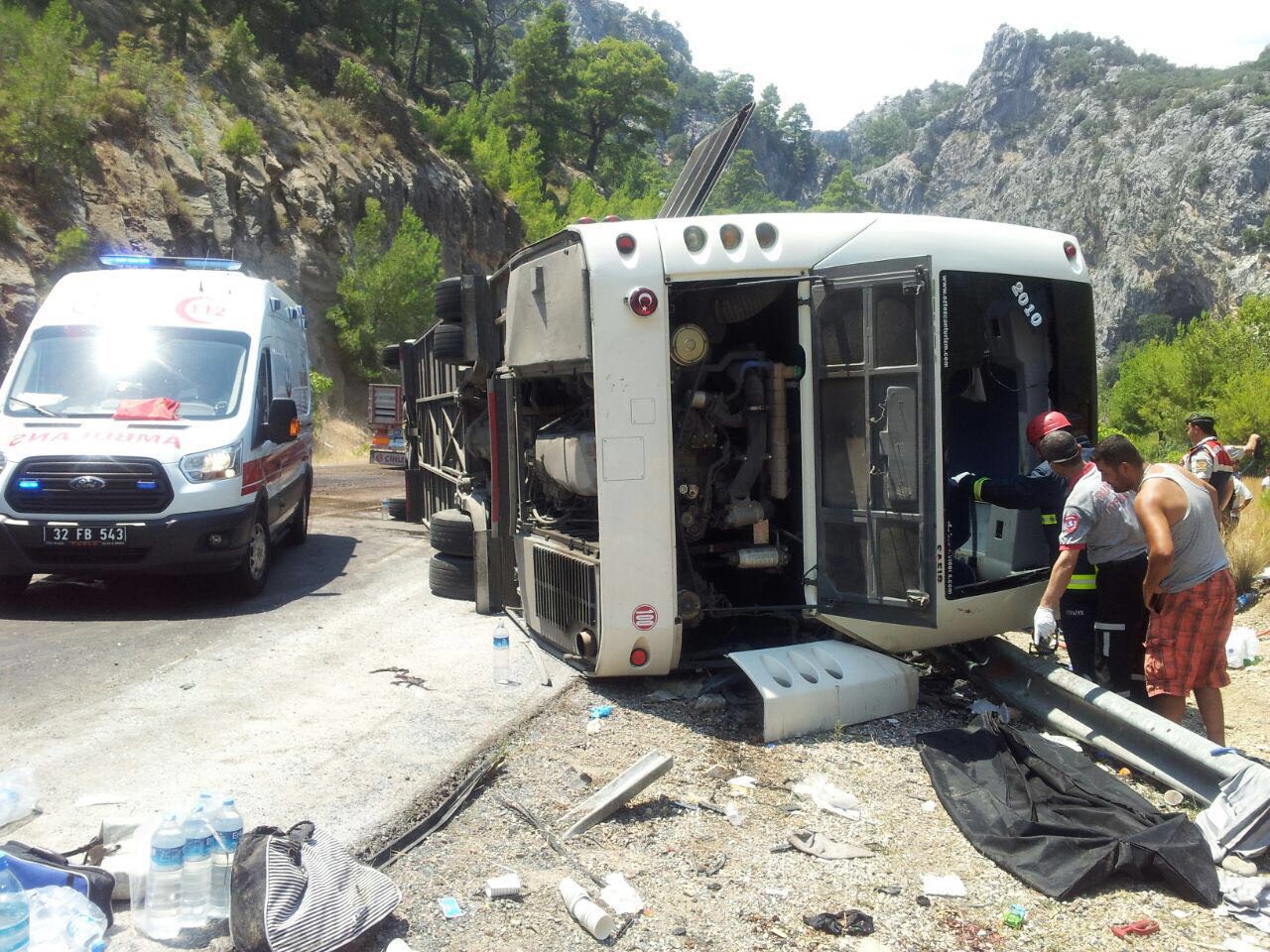 Tur otobüsü devrildi: 6 ölü 20 yaralı