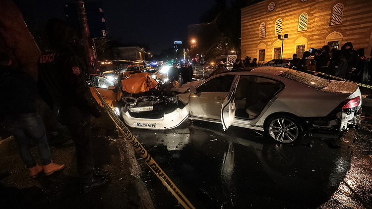 Beşiktaş’ta iki otomobil çarpıştı: 1 ölü, 2 yaralı