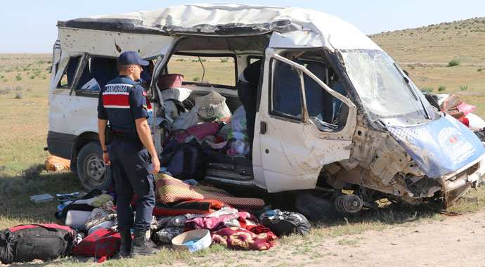 Aksaray’da tarım işçilerini taşıyan minibüs devrildi: 13 yaralı