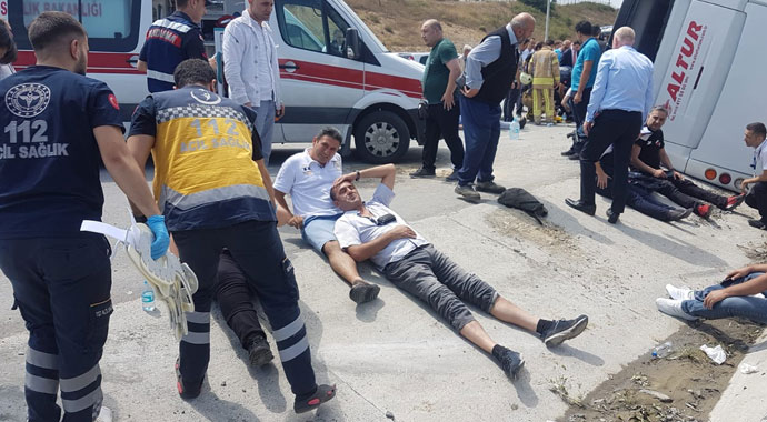 Kuzey Marmara Otoyolu'nda midibüs devrildi; çok sayıda kişi yaralandı