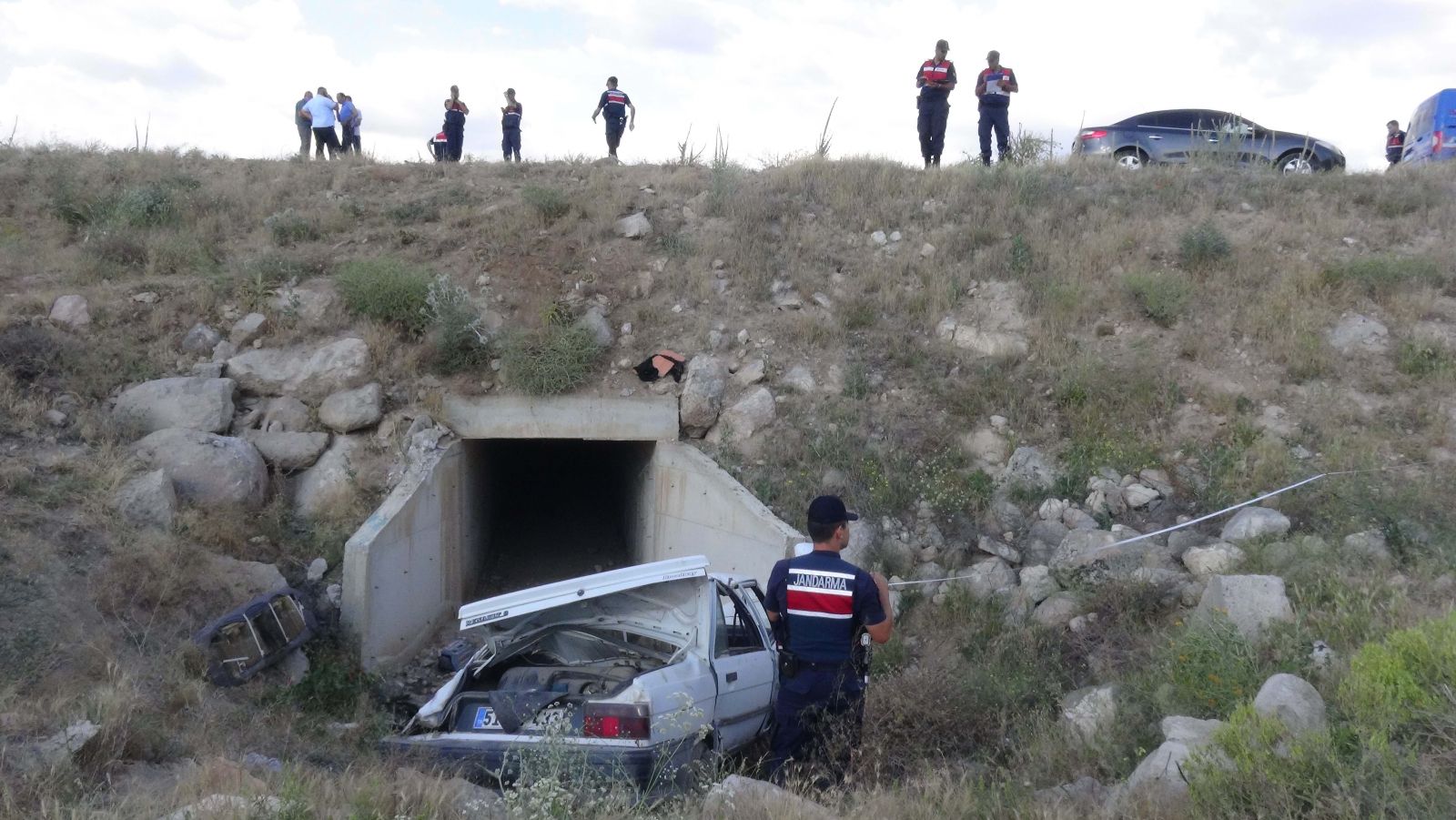 Feci kaza! Otomobil 6 metrelik menfeze uçtu: 1 ölü