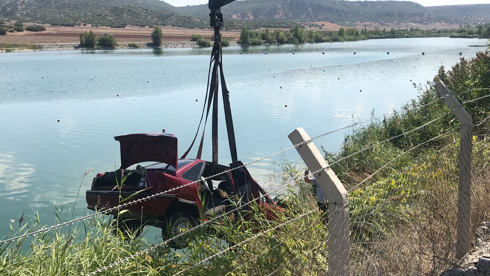 Köpeğe çarpmamak için direksiyonu kırınca canından oldu