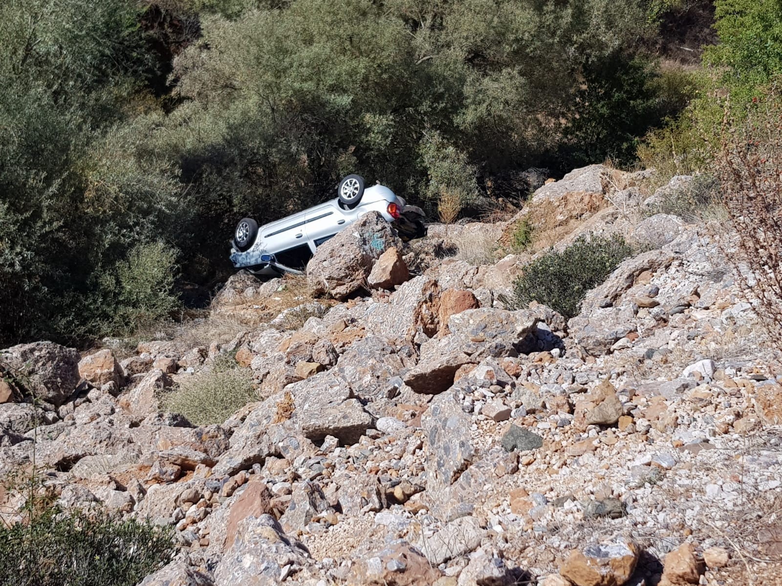Feci kaza! Kontrolden çıkan otomobil dere yatağına uçtu: 5 yaralı