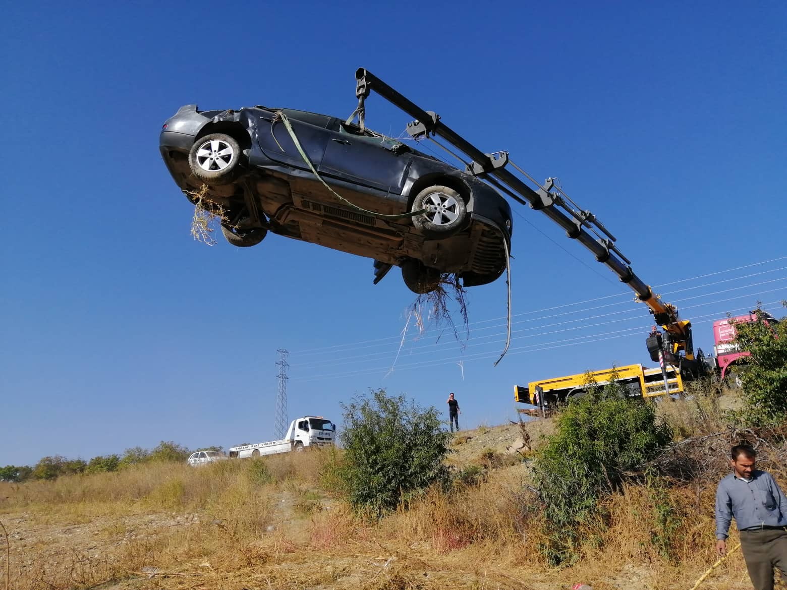 Bursa'da otomobil şarampole uçtu: 2 yaralı