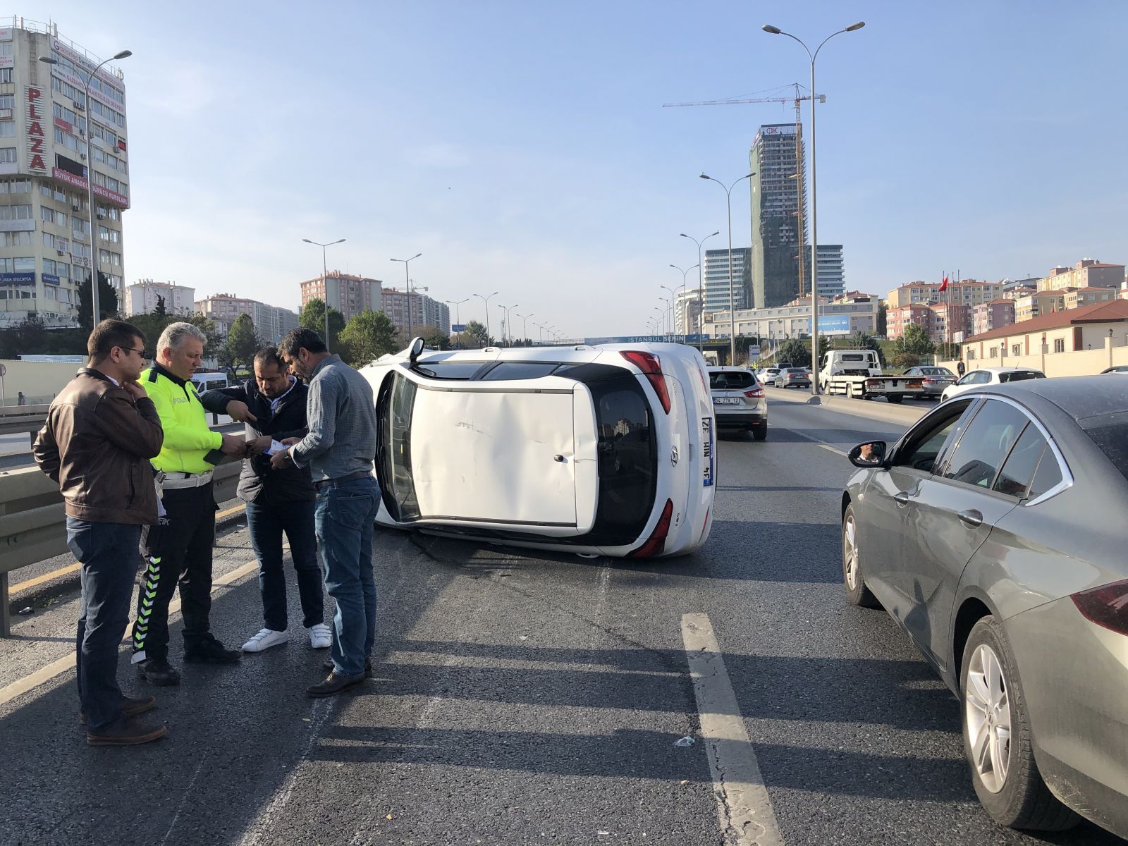 E-5’te zincirleme kazada bir araç takla attı: 1 yaralı