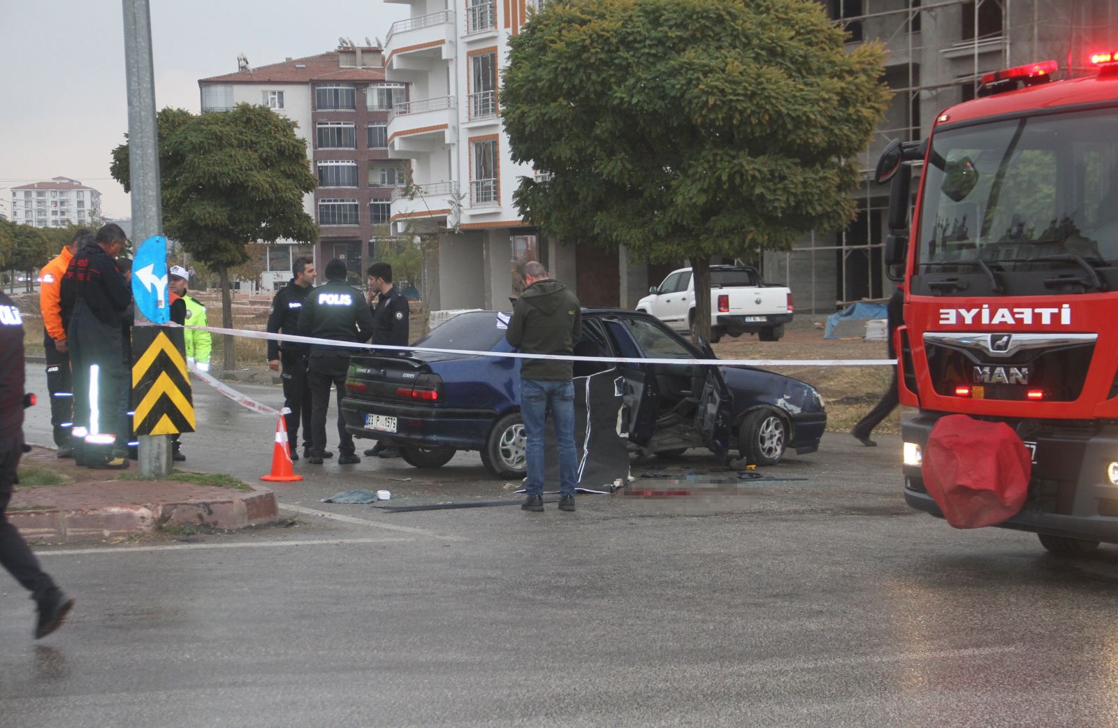 Feci kaza! Otomobil direğe çarptı, anne baba yaralandı, çocukları hayatını kaybetti!